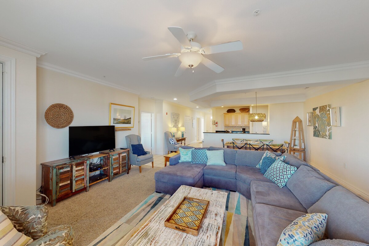 Newly renovated condo in oceanfront building with pool & outdoor showers