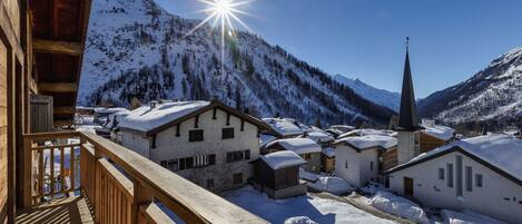 Magical flat at the ski lift of Le Tour