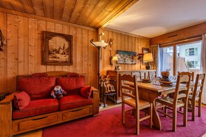 Un salon et une salle à manger confortables avec des décorations alpines classiques.