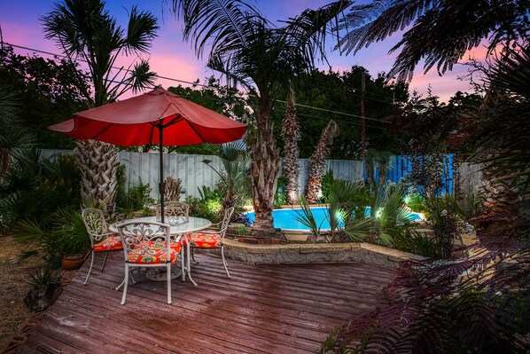 Tropical Sunset Bungalow w/ Pool near Bishop Arts