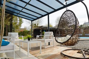 Espace Salon de jardin sous la Pergola
Vue sur la piscine 