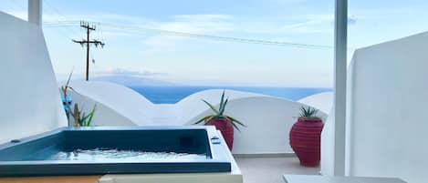 Hot tub with an amazing view to the sea. Outdoors Seating area