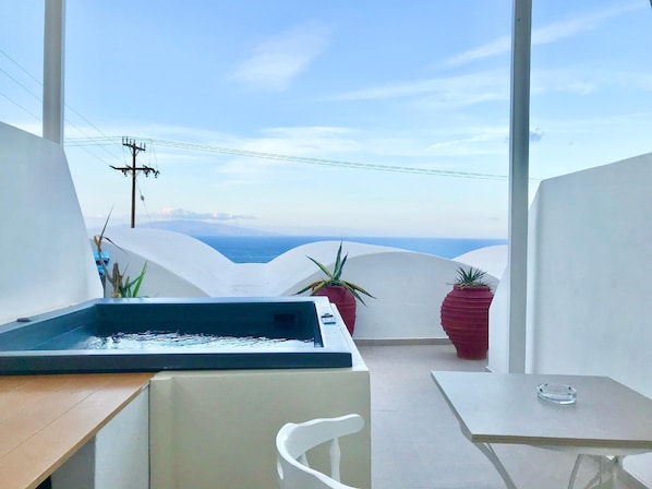 Hot tub with an amazing view to the sea. Outdoors Seating area