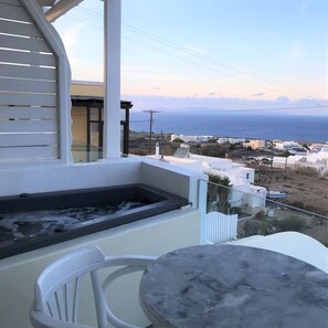 Balcony with sea view and hot tub