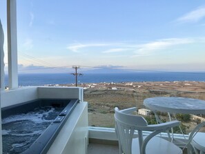 Balcony with hot tub and sea view - seating area