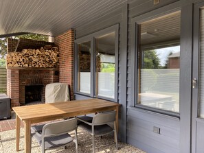 Die Nordseeluft beim Grillen auf der Terrasse mit Außenkamin genießen. 