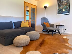 Das Sofa wird mit einem Handgriff zum Bett mit Lattenrost (80 x 200 cm).