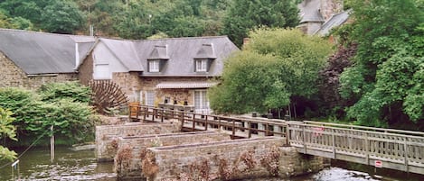 A 2 pas du moulin et des 50 lavoirs à visiter en barque durant l'été 