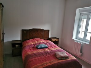 Chambre  13 m2-1 armoire+1 penderie+Lit 140x190
Chauf + Volet roulant électriq