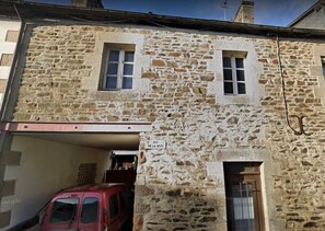 Maison de ville au bord de la rive du Trieux