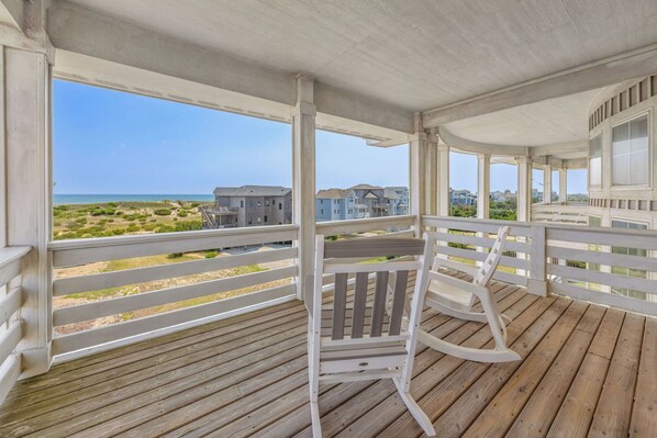 Blue hues and ocean views are calling your name at Splash Mansion.