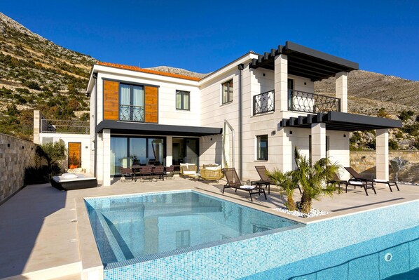 Luxury Villa Anna with private pool, Jet pool and large terrace