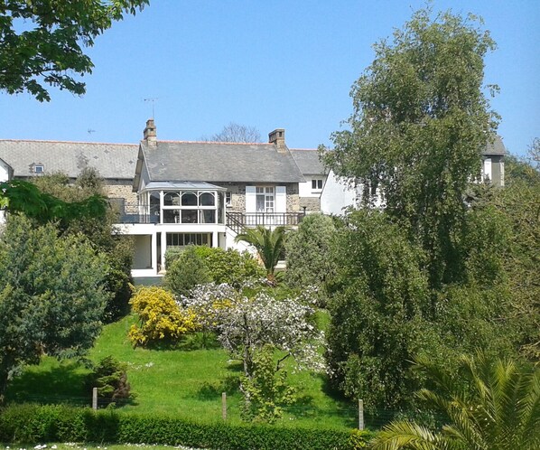 Vue générale de la propriété et  du jardin côté sud 