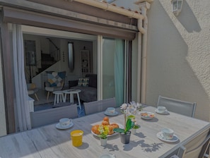 Direct access to the living room from the terrace