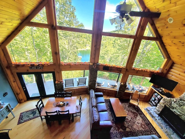 Relax inside or sit on the deck over looking beautiful lake Watauga 