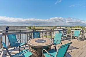 Roof top deck! glass top gas fire pit.