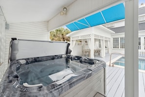 Large Jacuzzi on the pool deck!