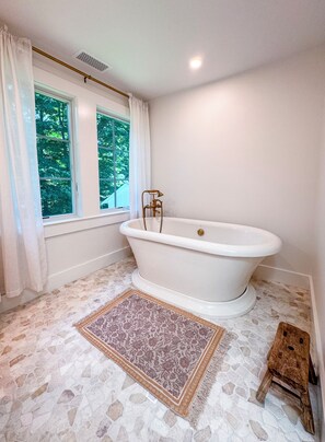Bath tub in master bath