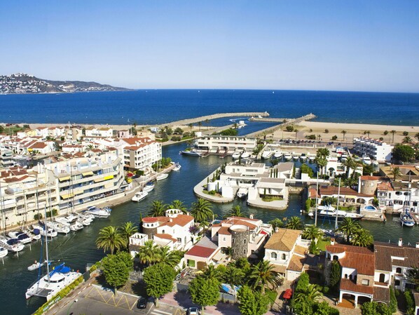 Wasser, Himmel, Daytime, Azurblau, Gebäude, Küsten Und Ozeanische Forms, Gewässer, Landschaft, Strand, Natürliche Landschaft