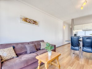 Flooring, Möbel, Interior Design, Holz, Couch, Decke, Fussboden, Zimmer, Wohnzimmer, Holzboden
