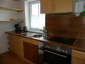 Spüle, Cabinetry, Eigentum, Countertop, Sinken, Fenster, Küche, Küchengerät, Herd, Holz