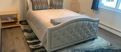 Private Bedroom with queen pillowtop memory foam mattress and luxury linens 