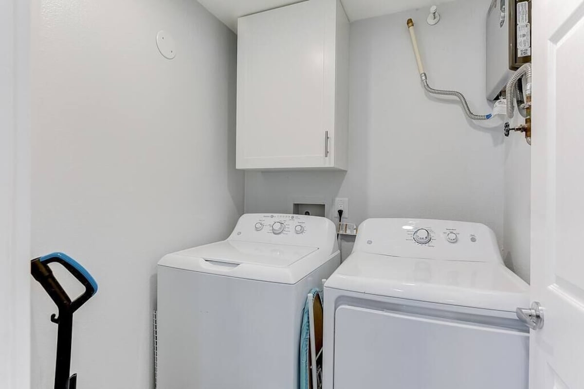 *Modern 2/2 condo w/pool 6 mins to IMG*