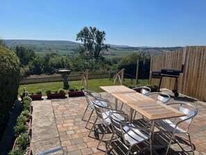Oak Lodge House, Leyburn: Patio area with stunning panoramic views towards Middleham