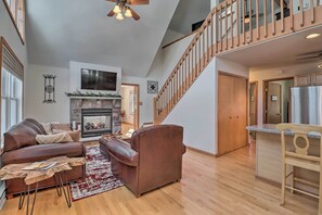 Living Room | Main Level | Free WiFi (1,000 Mbps)