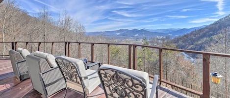 Waynesville Vacation Rental | 4BR | 4.5BA | Stairs Required | 2,000 Sq Ft