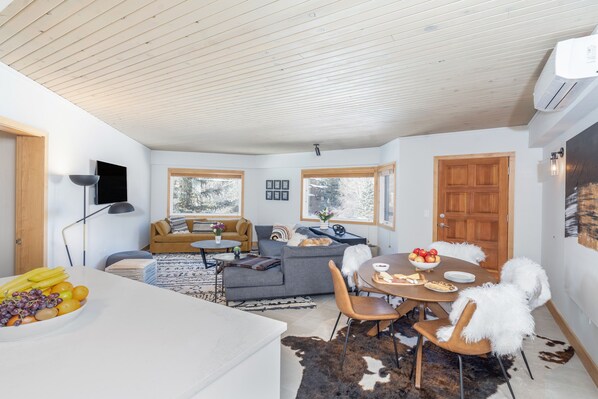 1.0-telluride-vacation-rental-ice-house-305-living-areas