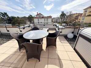 bestuhlte Dachterrasse mit Sonnenliegen