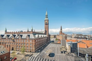 Shared rooftop terrace - view to cityhall