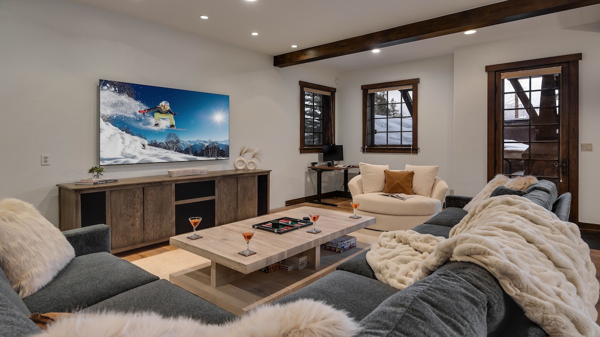 Stunning Remodel + Hot Tub + Ski Shuttle – Switchback Lodge