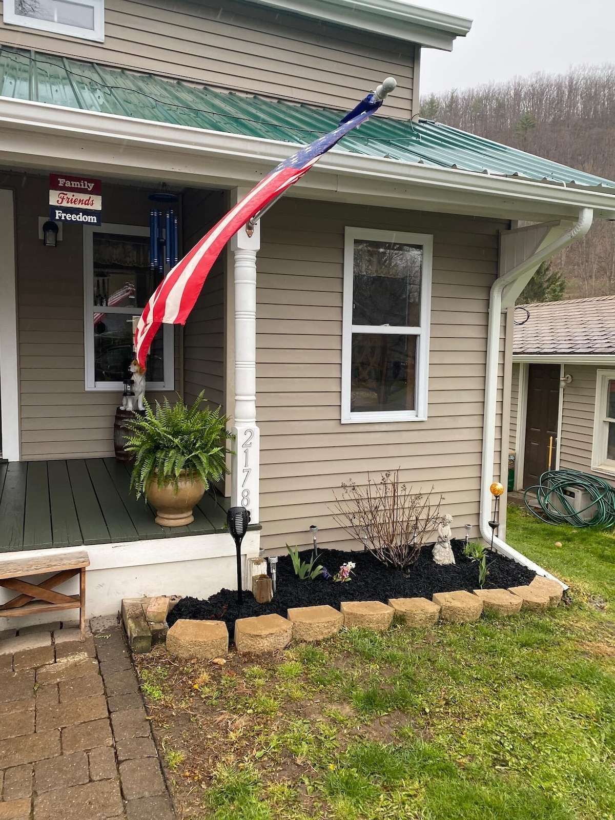 Cozy Couples Farmhouse Cottage- Minutes walk from Swain Ski Resort