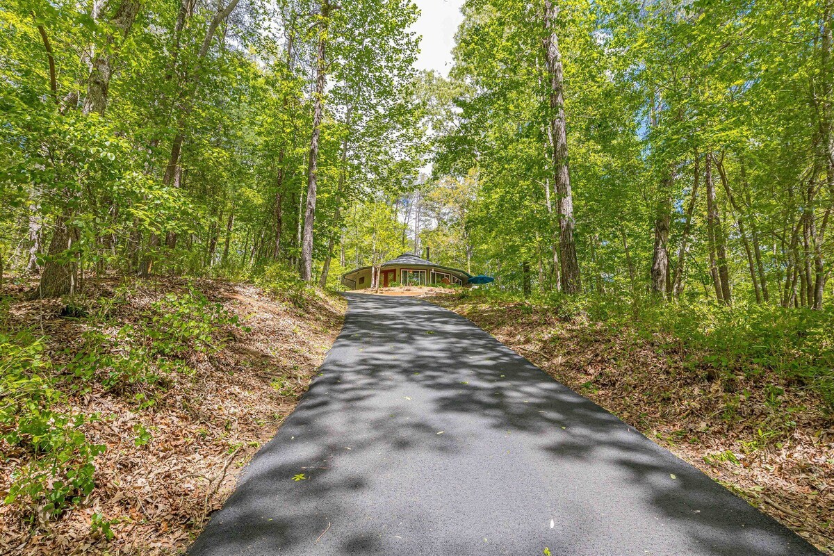 Fireplace Forest  Vibe ROKU Wineries Fire Pit  ️Queen⛰️Mountains Grill