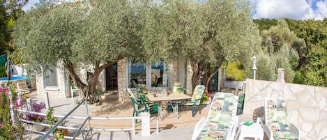  Wohnung - Eingang über große Terrasse mit Meerblick und 2 Olivenbäumen 