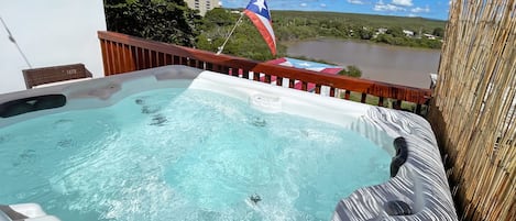 Outdoor spa tub