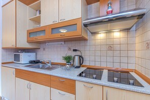 Cuisine entièrement équipée avec plaques à induction