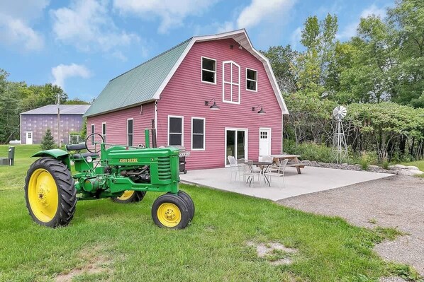 PHOTO OPPORTUNITY with your group with this 1950 John Deere B in front of the Cabin!
