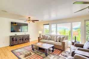 Living Room | Mountain Views | Smart TV