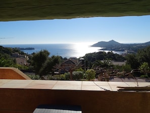 vue sur la baie d'Agay depuis la terrasse devant le séjour