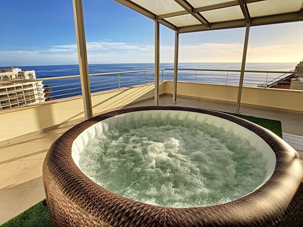 Outdoor spa tub