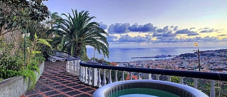 Seaside Funchal haven: Jacuzzi relaxation with breathtaking ocean panorama. #jacuzzi #oceanview #funchal