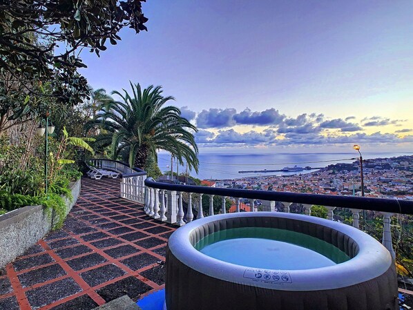 Seaside Funchal haven: Jacuzzi relaxation with breathtaking ocean panorama. #jacuzzi #oceanview #funchal