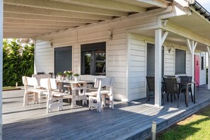 The spacious well-furnished terrace with furniture and chairs is conducive to spending time outdoors. It is an ideal place to spend time with your loved ones.