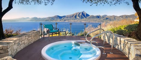 Jacuzzi with lake view