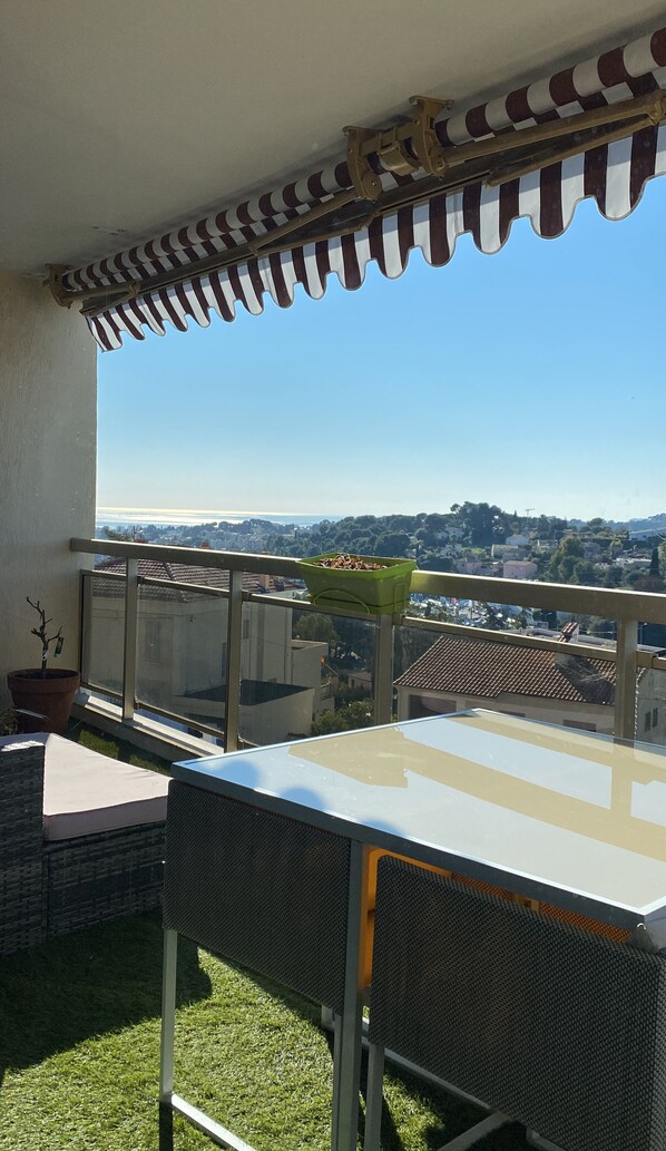 Terrasse vue mer
Nouveau store - Canapé - Table et chaises