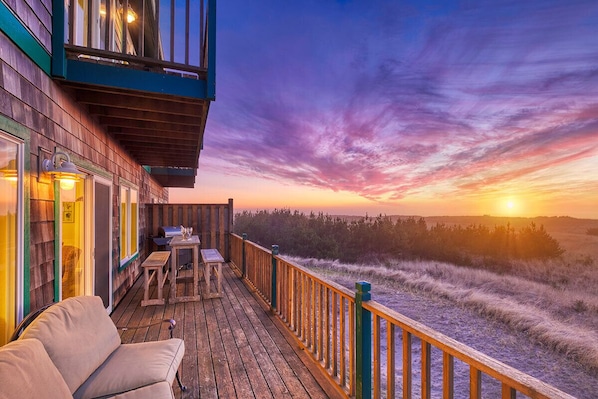 Unforgettable views of the Long Beach Peninsula. Managed By Bloomer Estates.