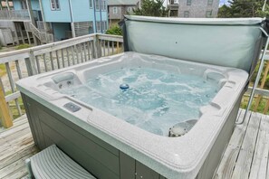 Surf-or-Sound-Realty-998-Circle-in-the-Sand-Hot-Tub